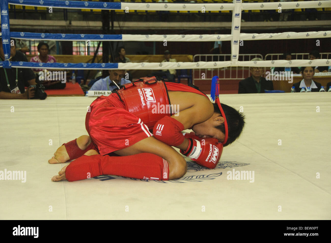Kick-boxing muay thai fighter en oración en el Sureste Asiático los campeonatos de artes marciales en Bangkok, Tailandia Foto de stock
