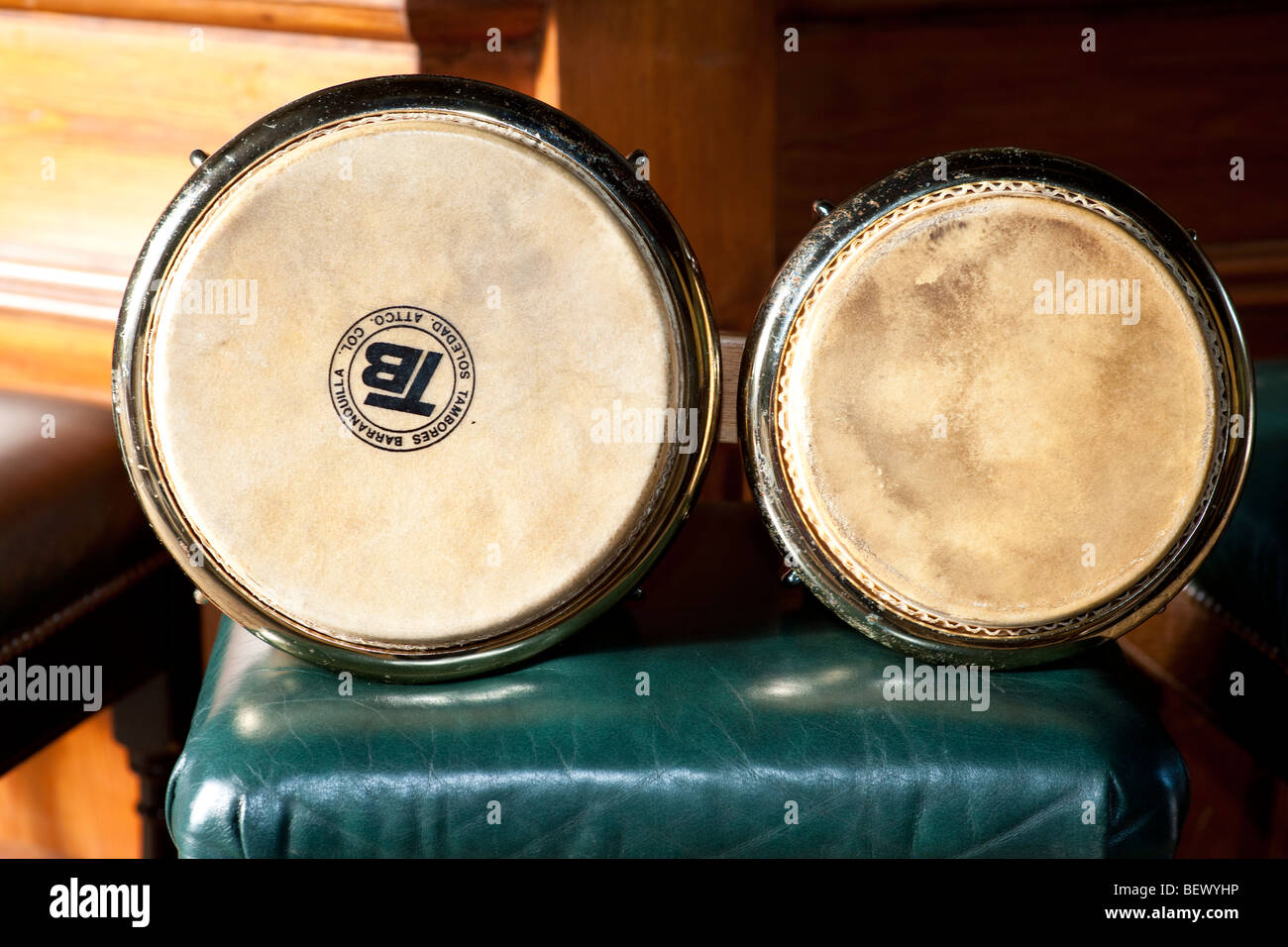 Tambores Bongo sentado en un taburete de piano Fotografía de stock - Alamy