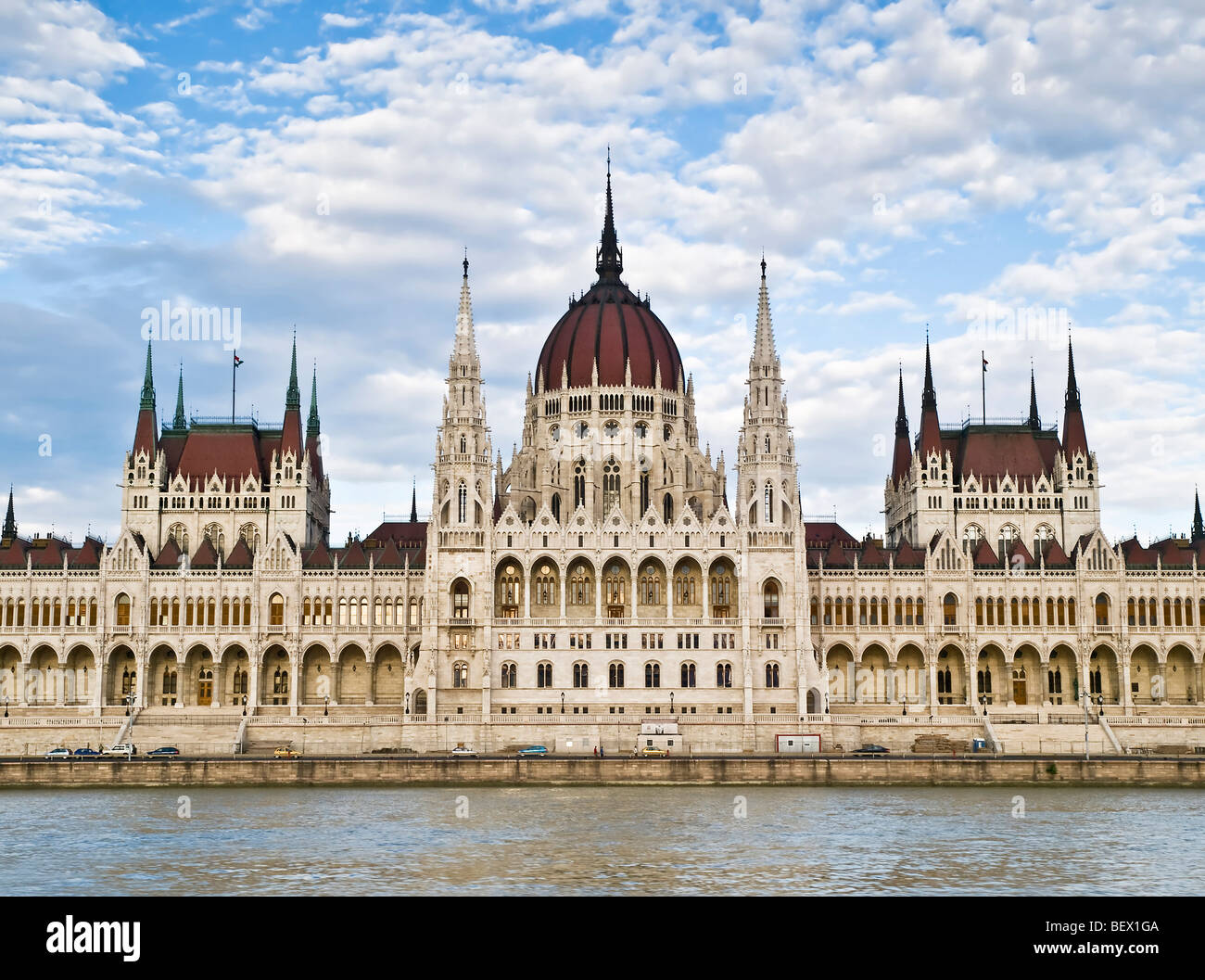 Fachada del Parlamento húngaro, situado en Budapest, visto desde el río Danubio Foto de stock
