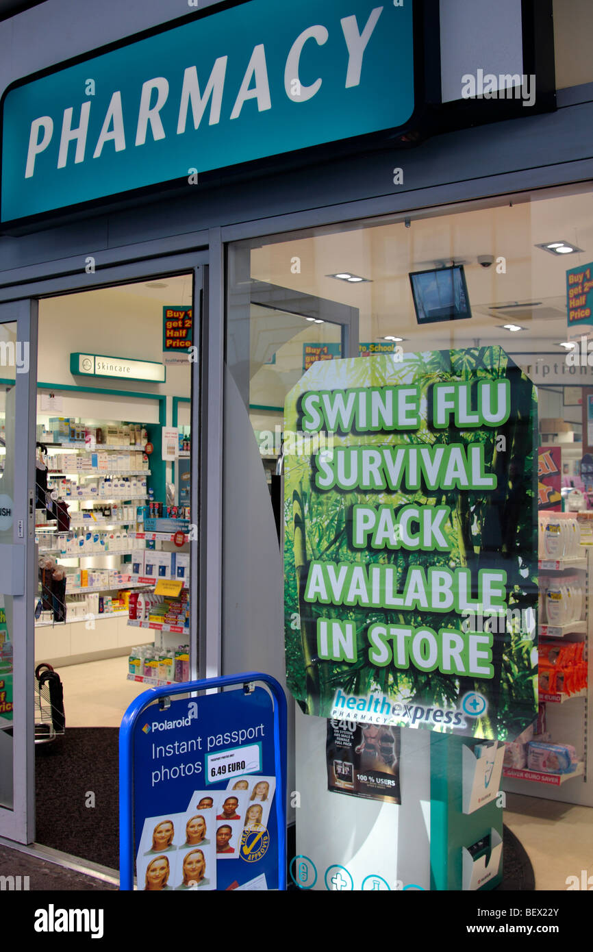 Anuncio en farmacia para la gripe porcina supervivencia pack en Dublín Irlanda Foto de stock