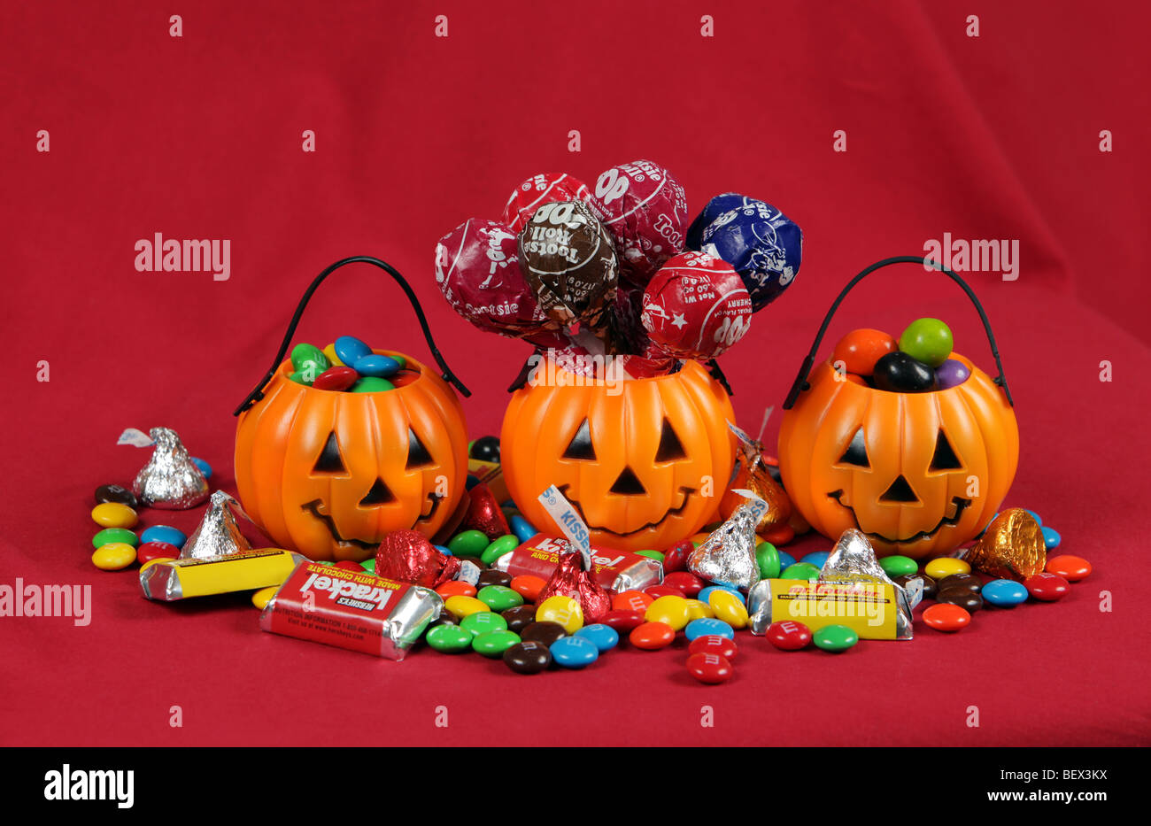 Halloween calabazas pequeñas de plástico llena y rodeada de trick or treat  dulces Fotografía de stock - Alamy