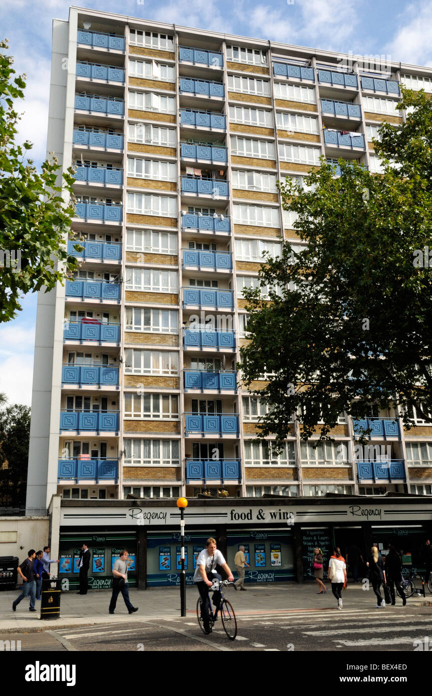 Apartamentos altos sobre tiendas en St John's Street Islington Finsbury con personas y ciclista en primer plano Londres England Reino Unido Foto de stock