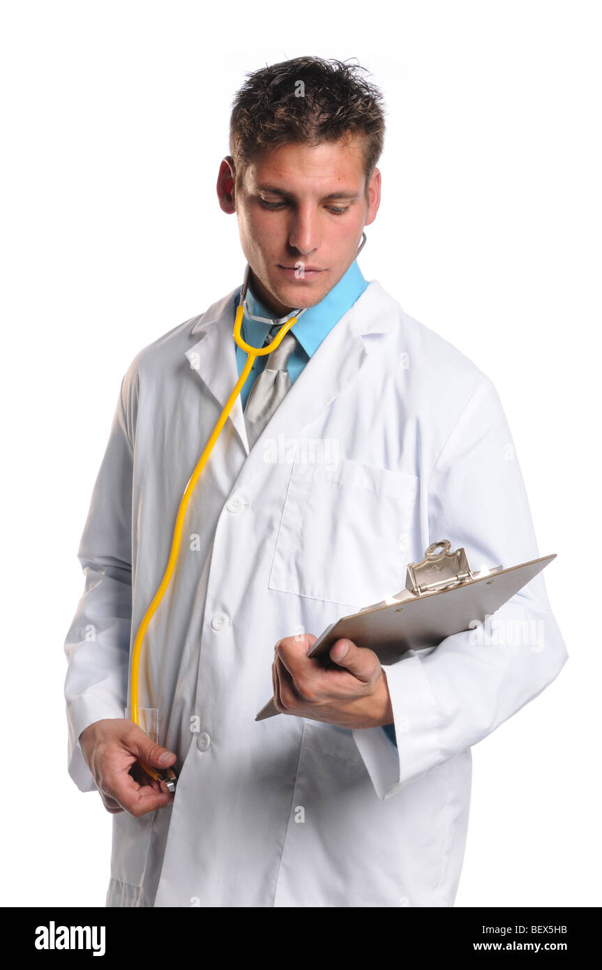 Doctor mirando portapapeles aislado sobre fondo blanco. Foto de stock