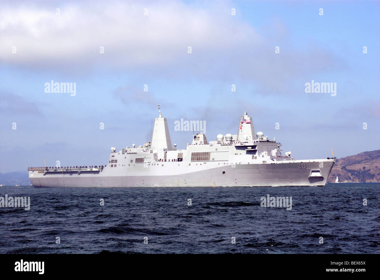 USS Green Bay (LPD-20), una clase de San Antonio transporte anfibio dock, entra en la Bahía de San Francisco durante la Semana de la flota de 2009 Foto de stock