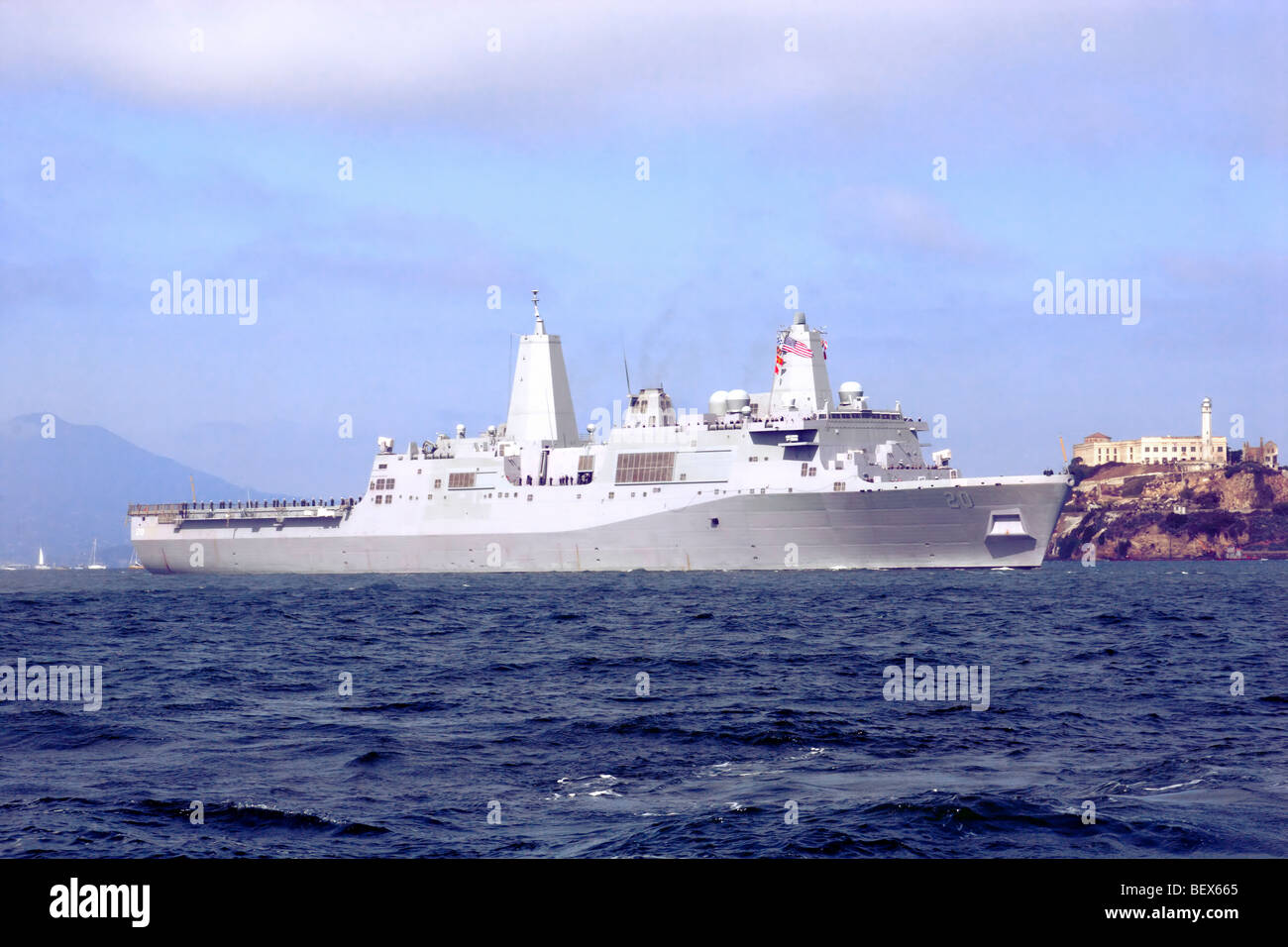 USS Green Bay (LPD-20), una clase de San Antonio transporte anfibio dock, entra en la Bahía de San Francisco durante la Semana de la flota de 2009 Foto de stock