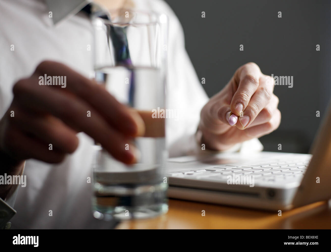 El uso indebido de drogas en el trabajo . Foto de stock