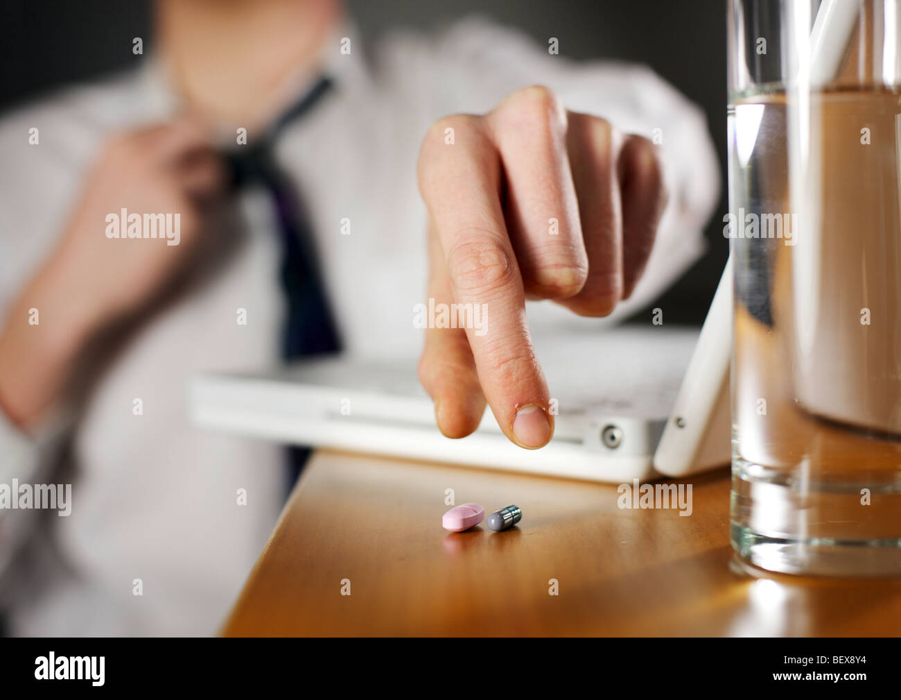 El uso indebido de drogas en el trabajo . Foto de stock