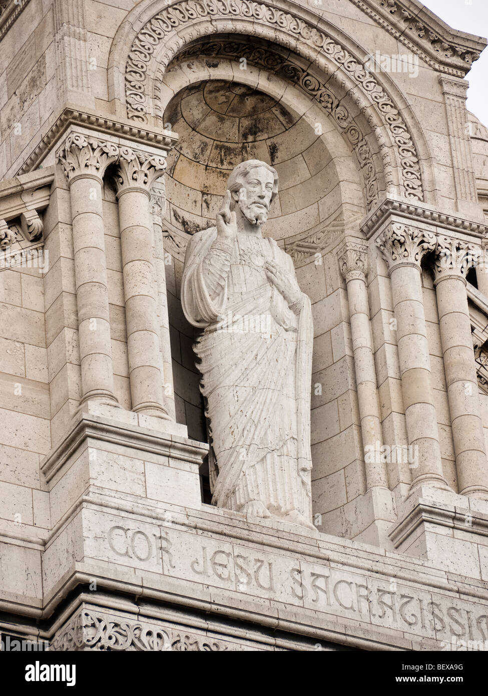 Estatua de Jesús sobre la fachada de la Basílica du Sacré-Coeur París Francia Foto de stock
