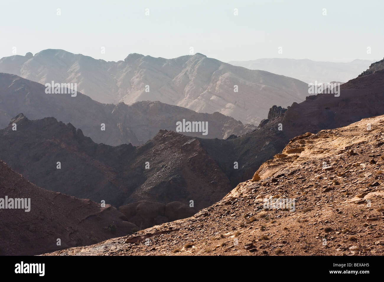 Paisajes de montaña detrás del sitio de Petra, Jordania. Foto de stock