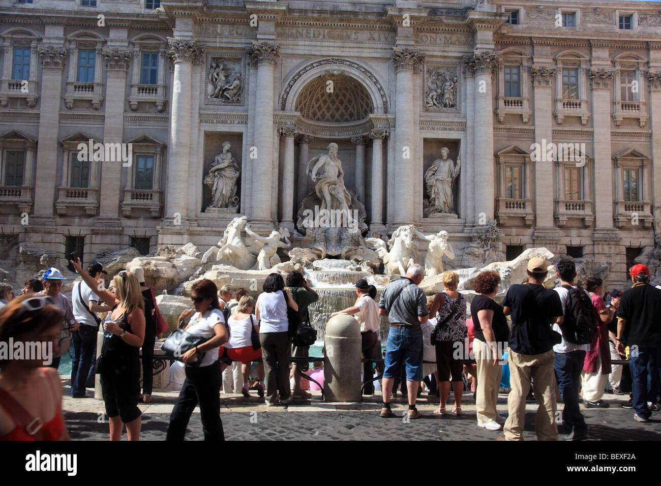 Las multitudes se reúnen alrededor de la fuente de Trevi (Fontana di Trevi) en Roma Foto de stock