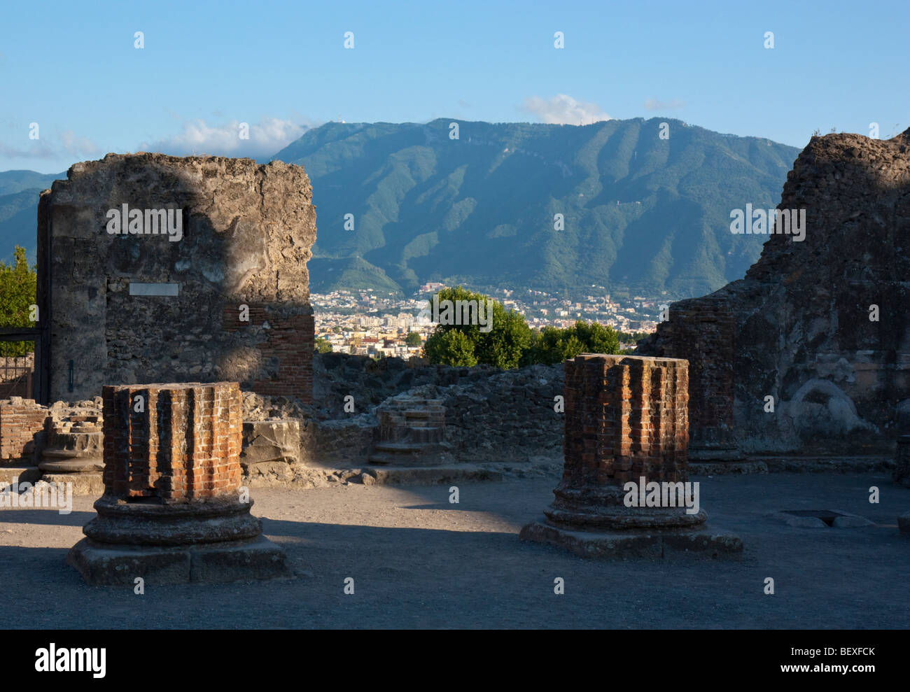 Vista desde el foro de Pompeya a través de la Lattari Cordillera. Foto de stock