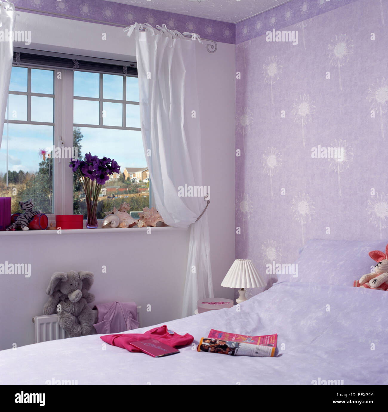 https://c8.alamy.com/compes/bexg9y/cortinas-blancas-en-la-ventana-en-la-pequena-economia-infantil-dormitorio-de-estilo-con-telas-de-color-malva-papel-tapiz-bexg9y.jpg
