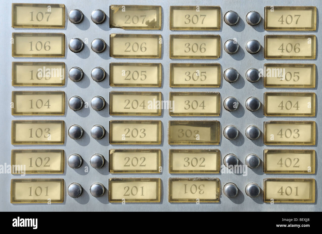 Casa de apartamentos con números de placa de timbre Fotografía de stock -  Alamy