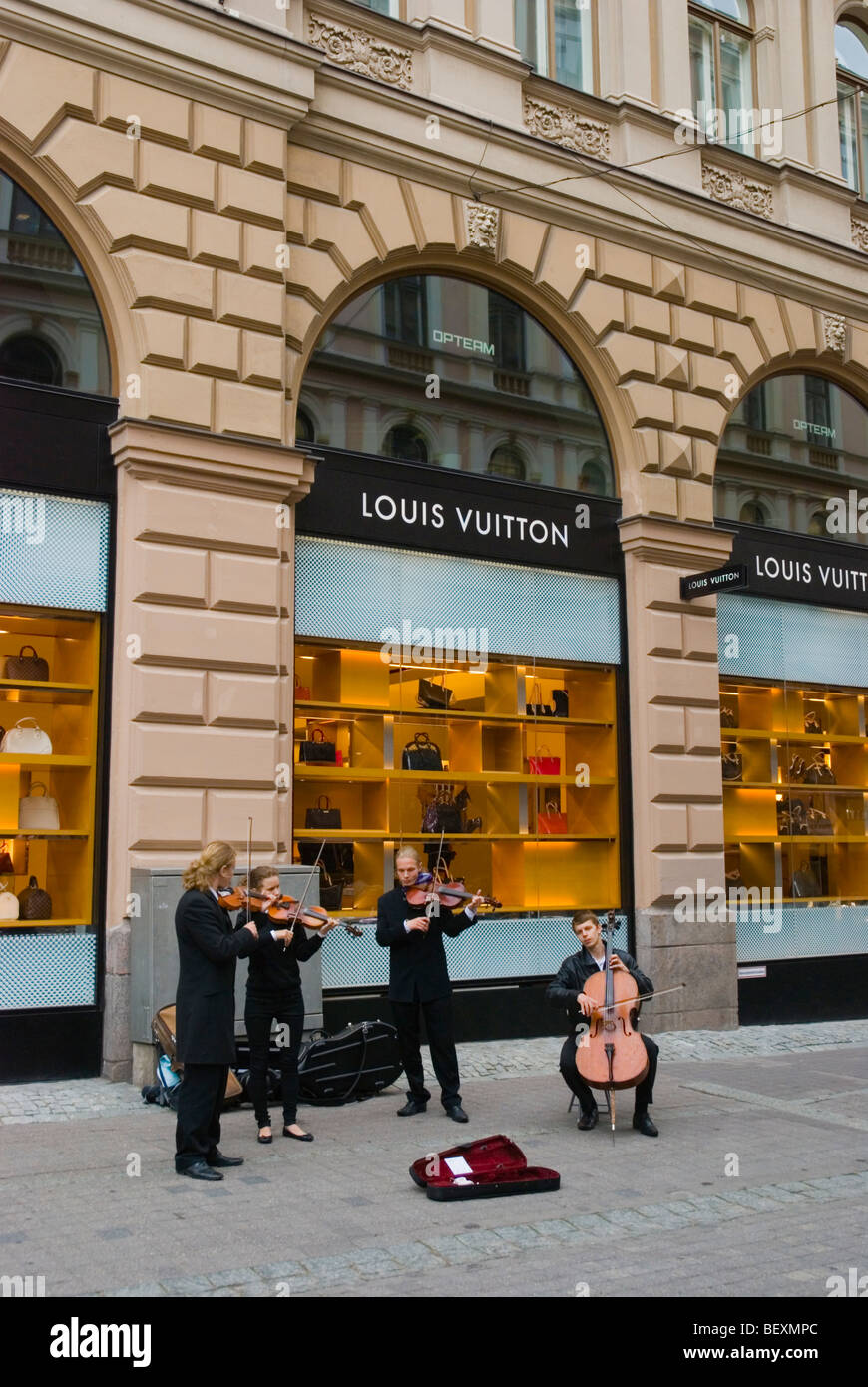 Música clásica buskers delante de la tienda de Louis Vuitton en el centro  de Helsinki, Finlandia Europa Fotografía de stock - Alamy