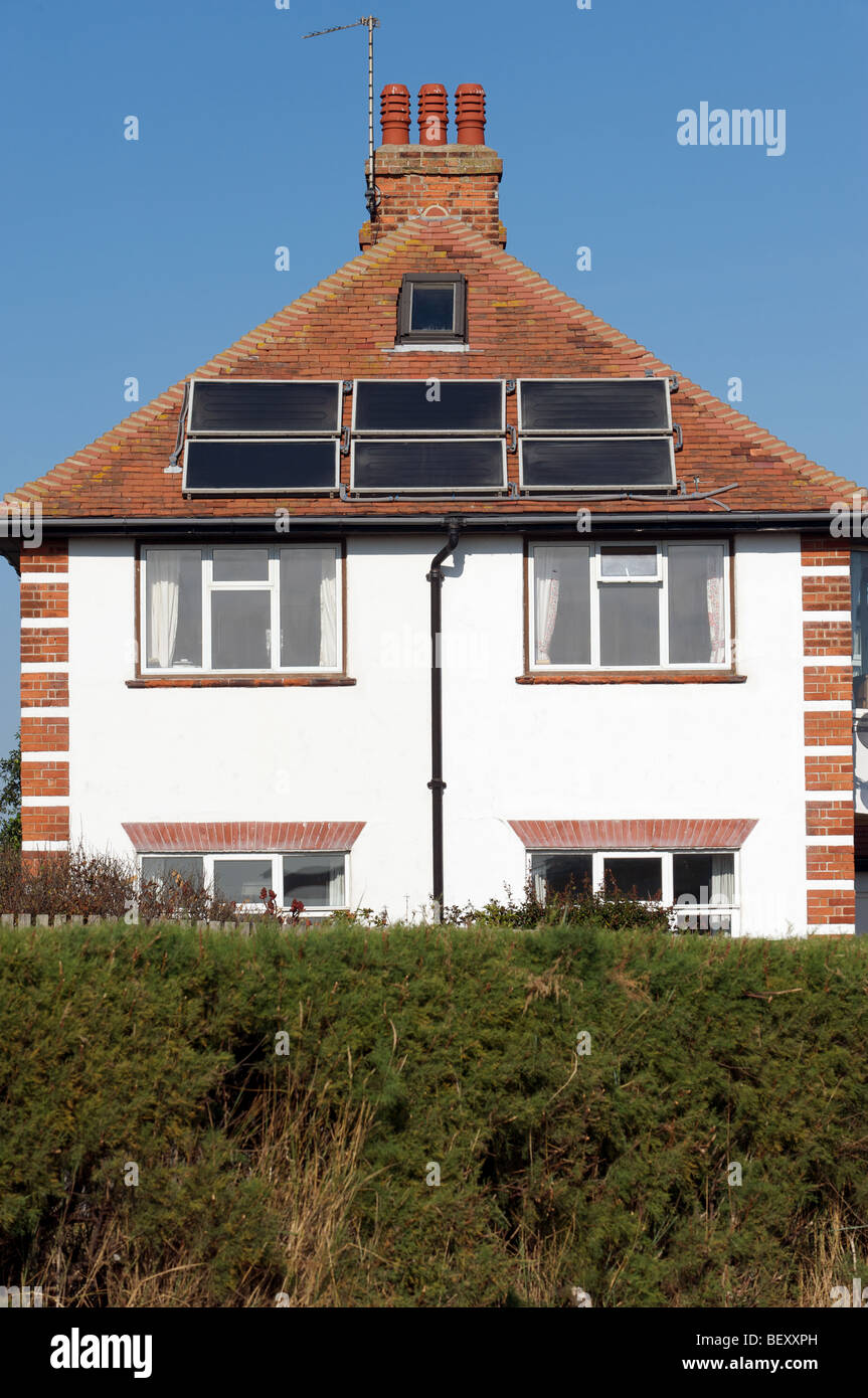 Casa con paneles de energía solar instalada en el techo Foto de stock