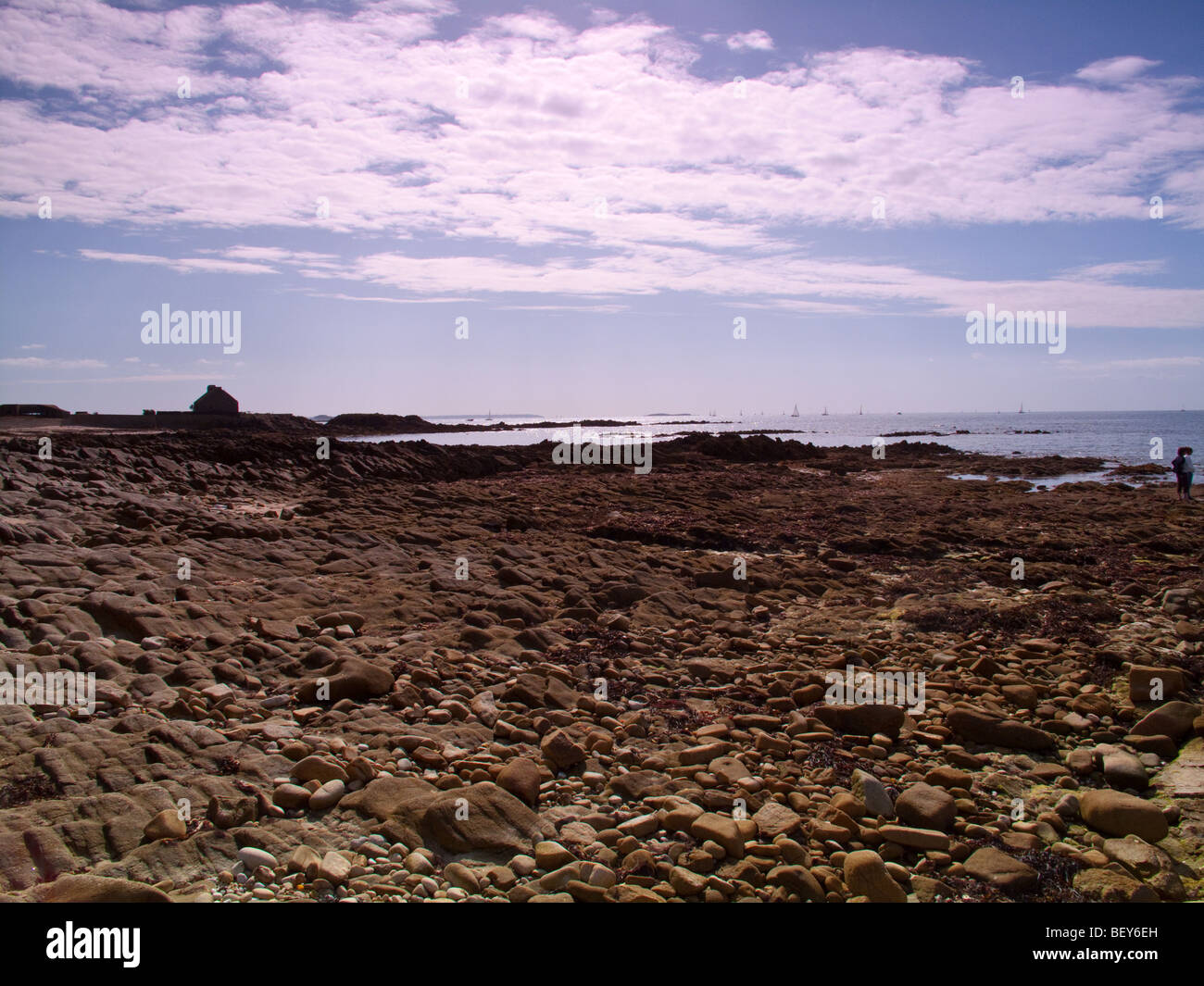 Las rocas de la playa de La Trinite Sur Mer, Bretaña Francia Foto de stock