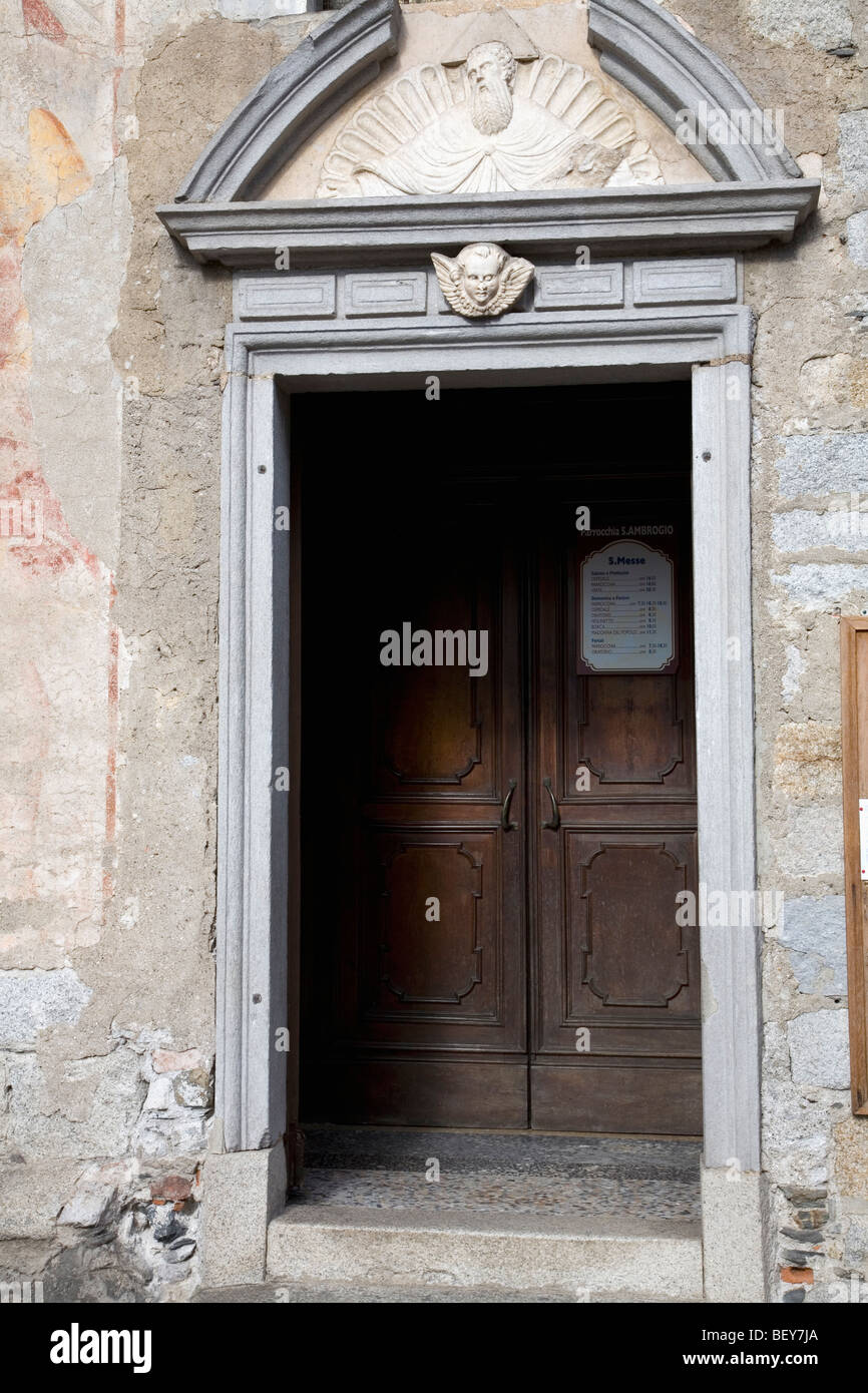 La puerta de una iglesia coronada con adornos sencillos y elegantes,  vislumbradas durante un paseo a través de Omegna en una mañana de otoño  Fotografía de stock - Alamy