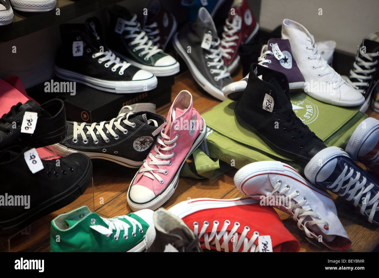 Pantalla a color de botas en venta en un escaparate de stock - Alamy