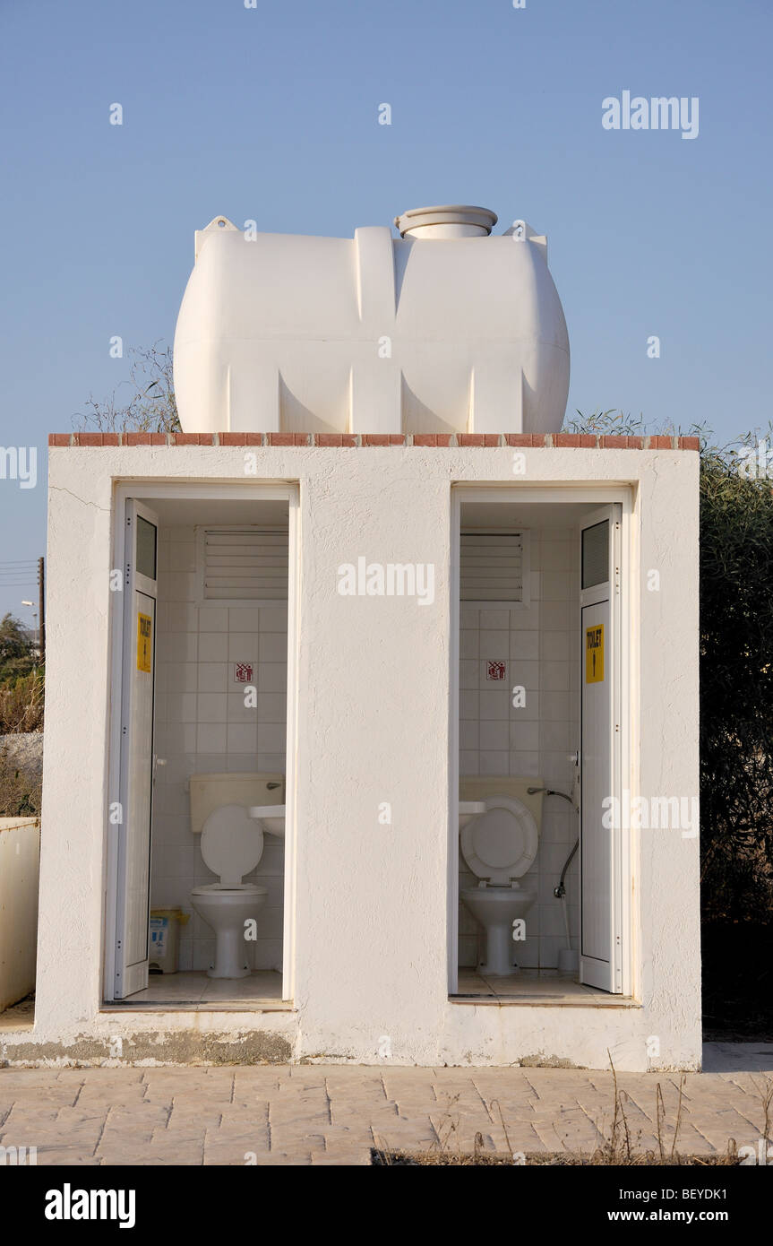 Macho y hembra Katsarka baños exteriores, Playa, Ayia Napa, Famagusta, Chipre distrito Foto de stock