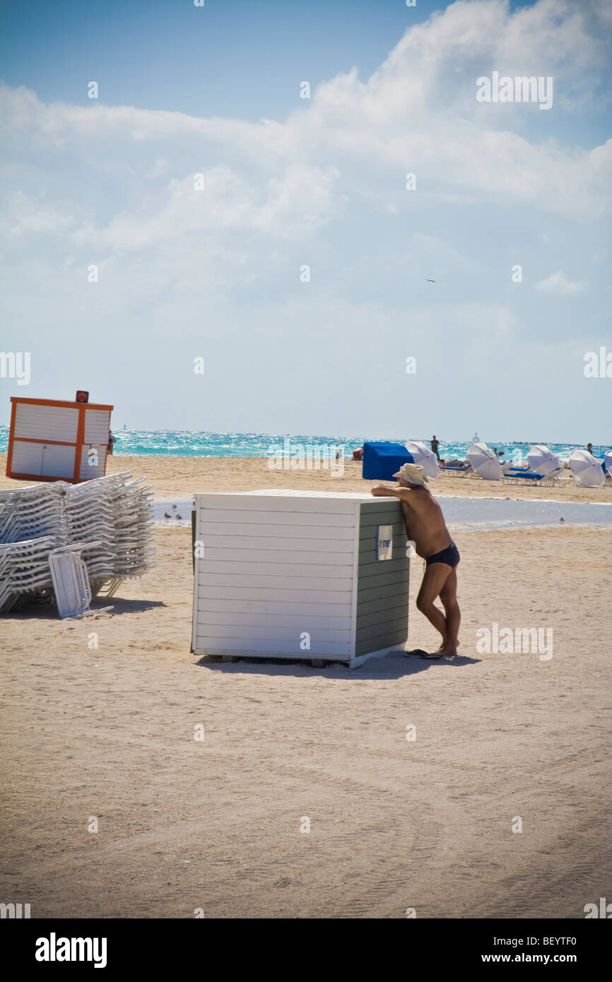 Viejo en natación troncos de relax en la playa, Miami South Beach, Florida  Fotografía de stock - Alamy