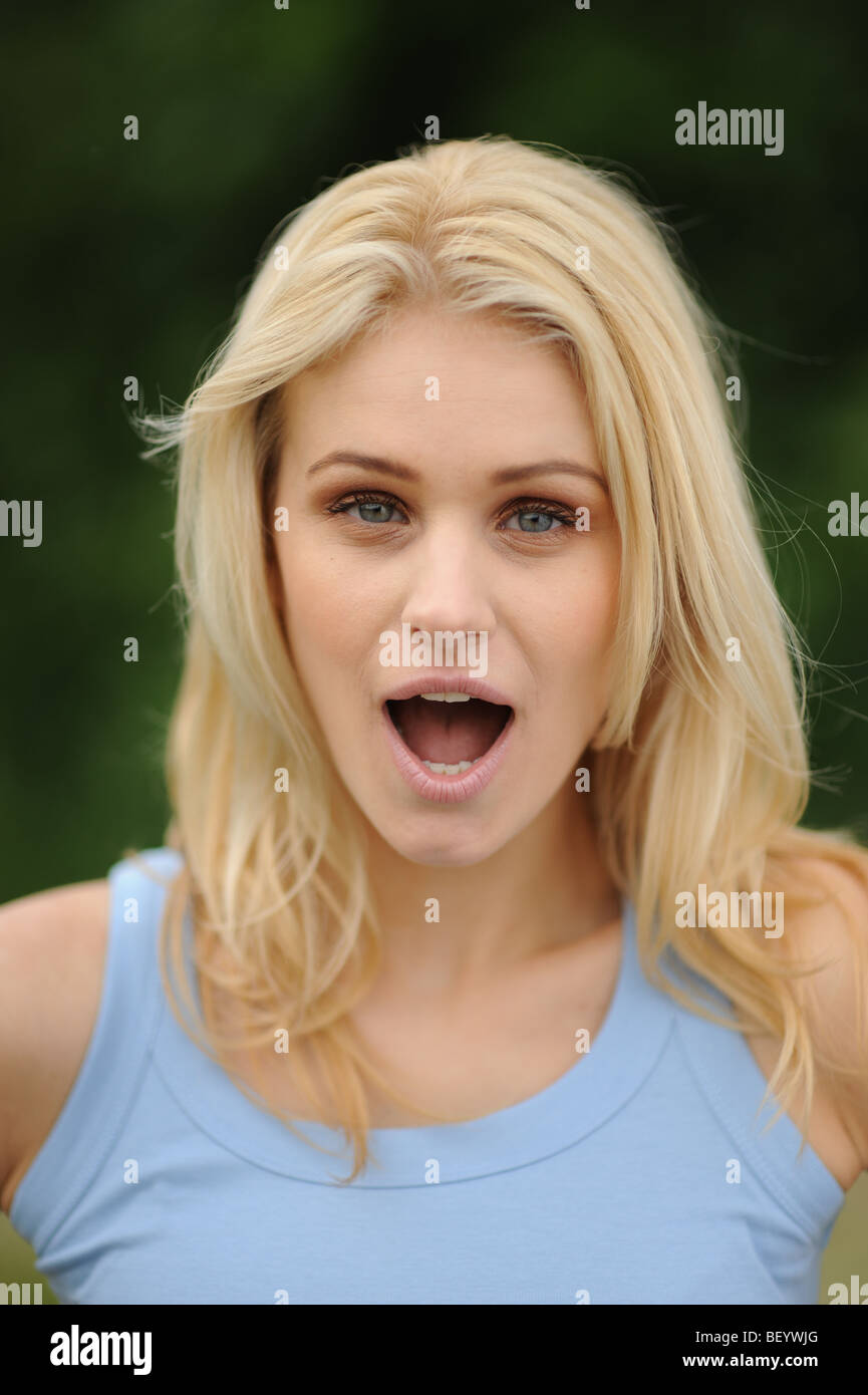 Portrait Astonished Blond Woman Open Fotografías E Imágenes De Alta Resolución Alamy 