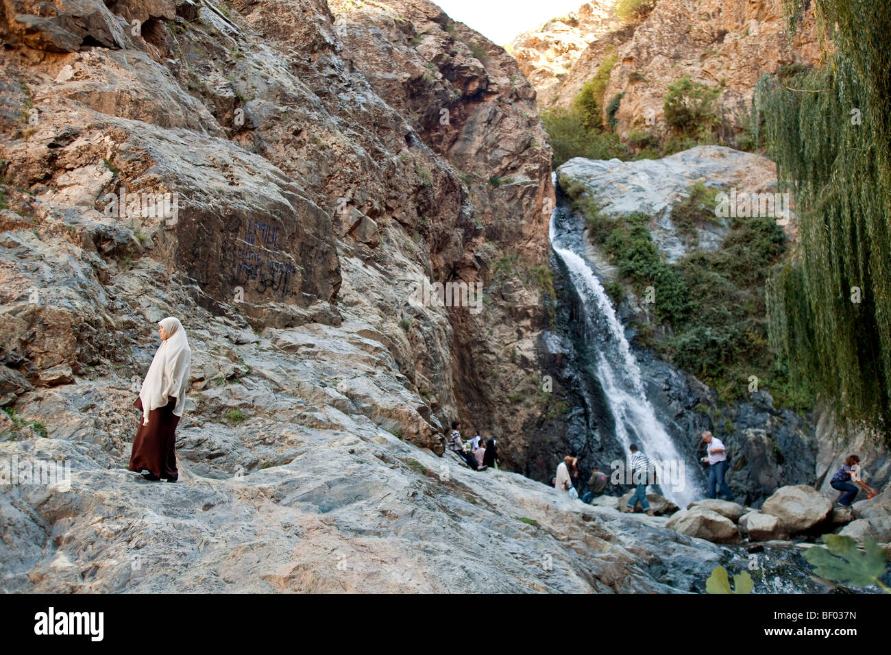 Los turistas que visitan cascada en Setti Fatma pueblo bereber en el valle de Ourika, las montañas del alto Atlas, Marruecos. Foto de stock