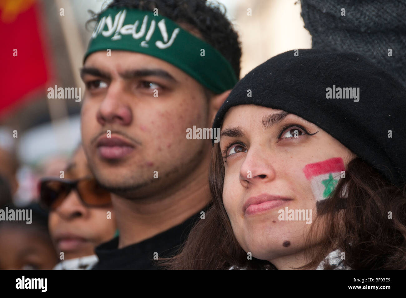 Marzo para Gaza y contra la BBC Pro-Israel Bias.Joven corona de diadema  verde con escritura árabe y mujer con la pintura facial Fotografía de stock  - Alamy