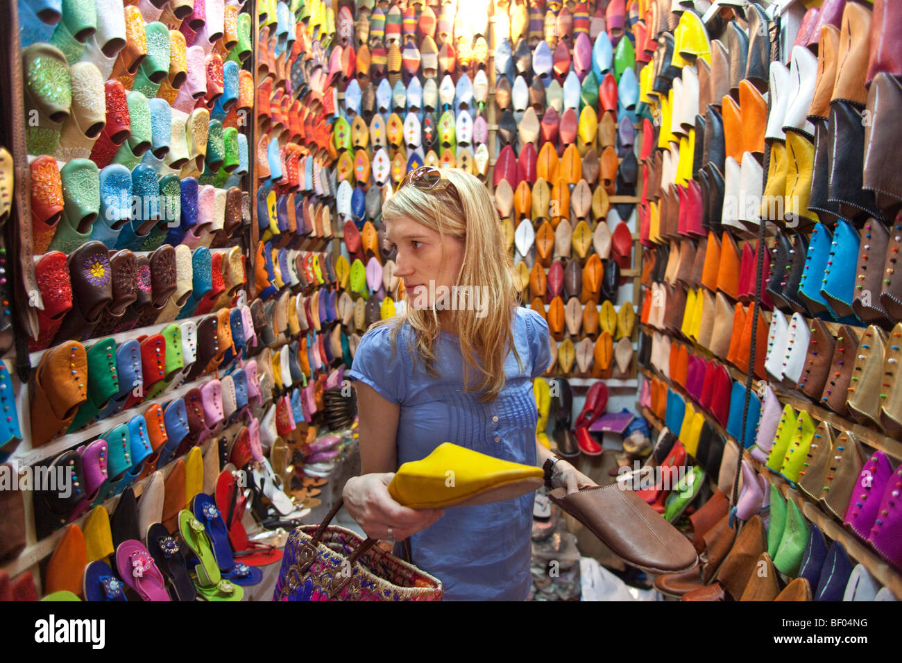 Mujer discount comprando zapatos