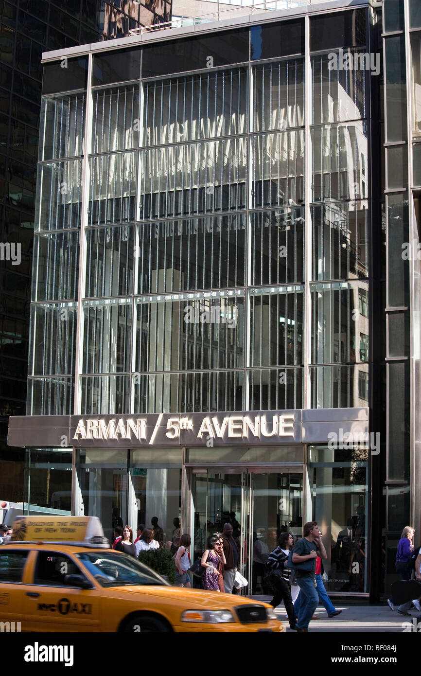 Armani New York/5th Avenue es una tienda de diseño, Fifth Avenue, NYC  Fotografía de stock - Alamy
