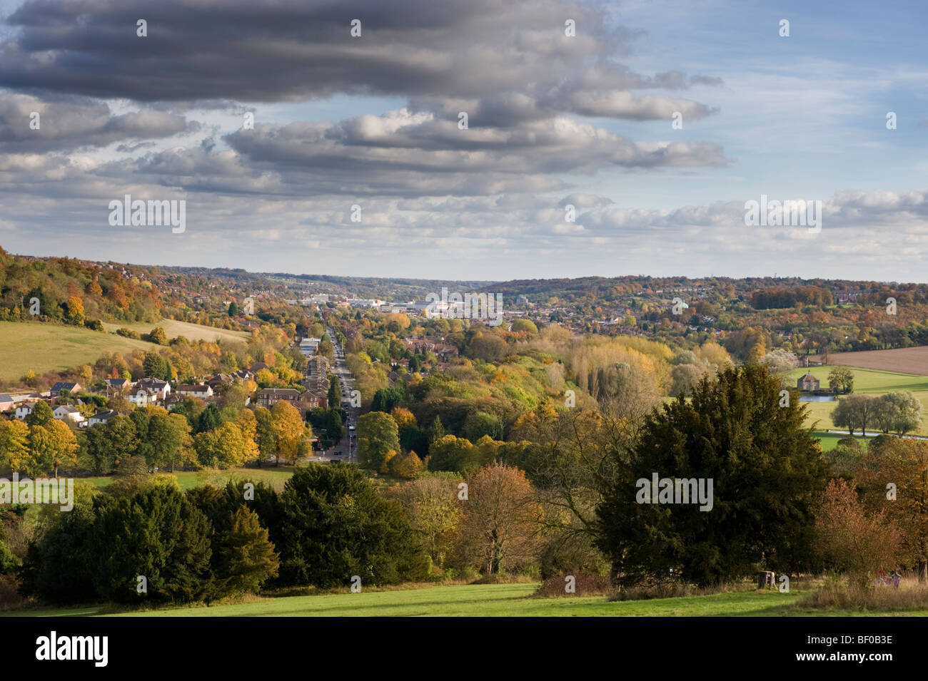Paisaje rural Chilterns vista desde West Wycombe hill hacia High Wycombe Buckinghamshire Reino Unido Foto de stock