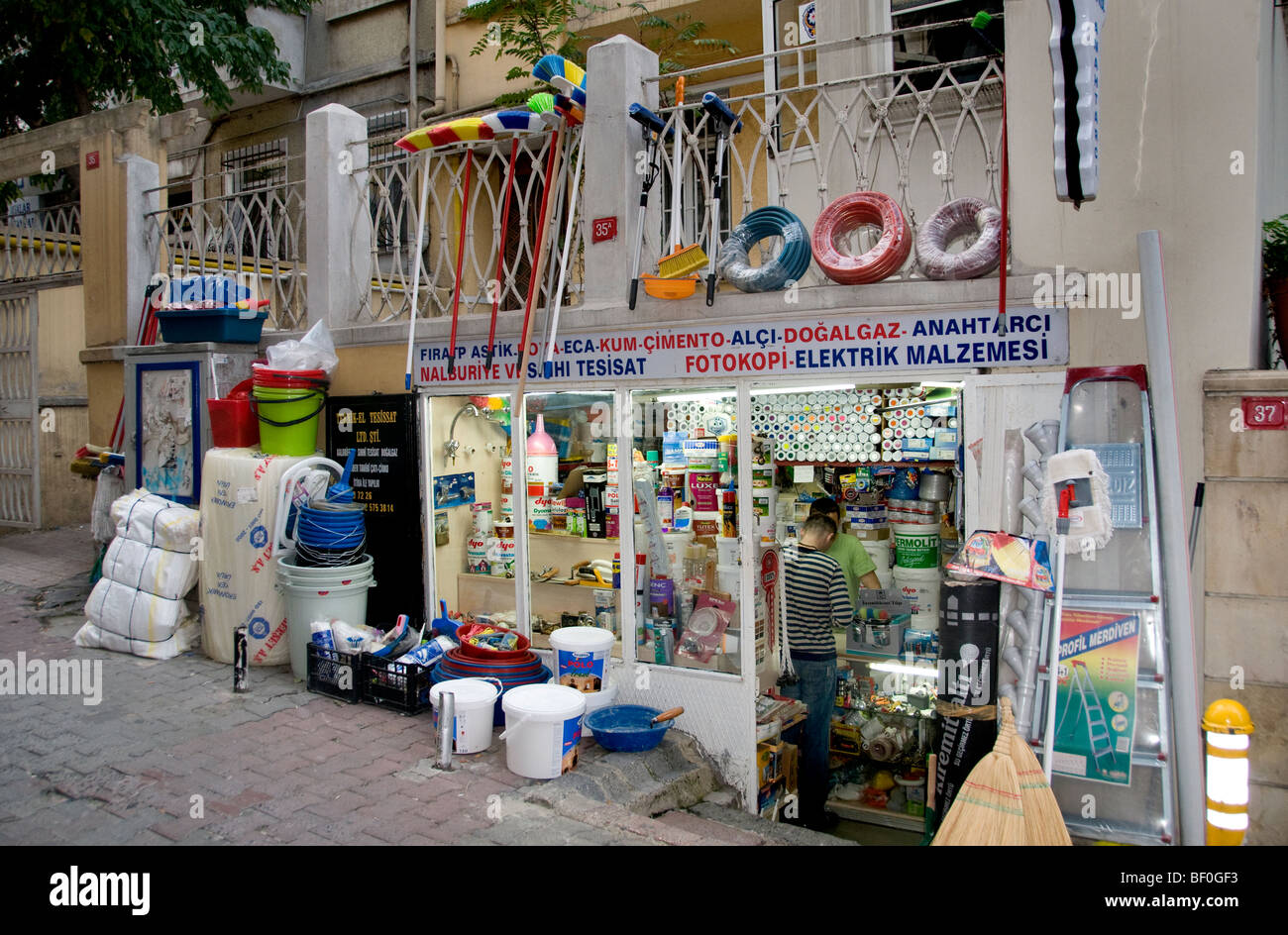 Istiklal Caddesi Beyoglu estambul Turquía turco tienda limpiador limpia Foto de stock