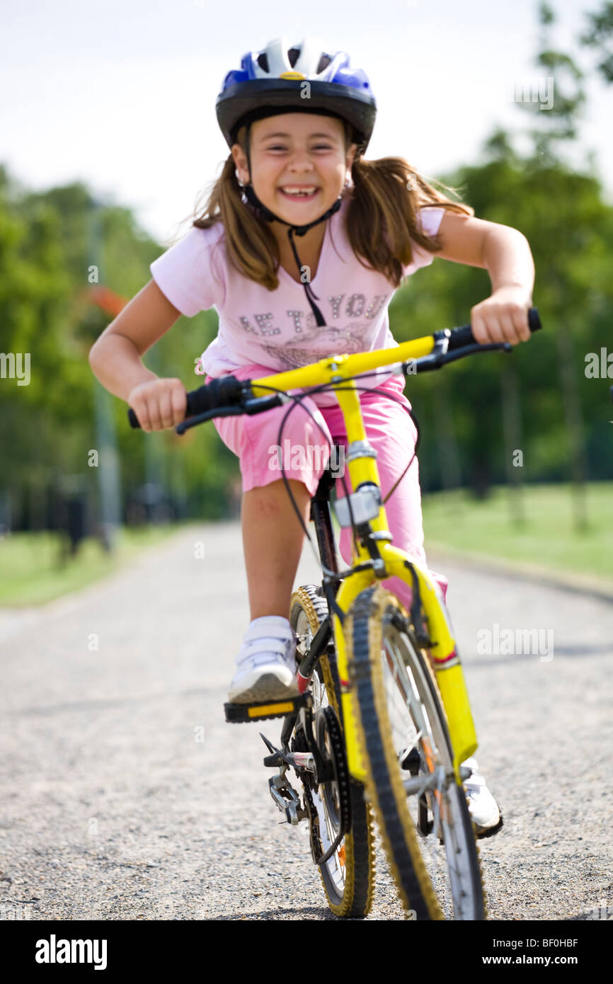 Niña montando bicicleta Fotografía de stock - Alamy