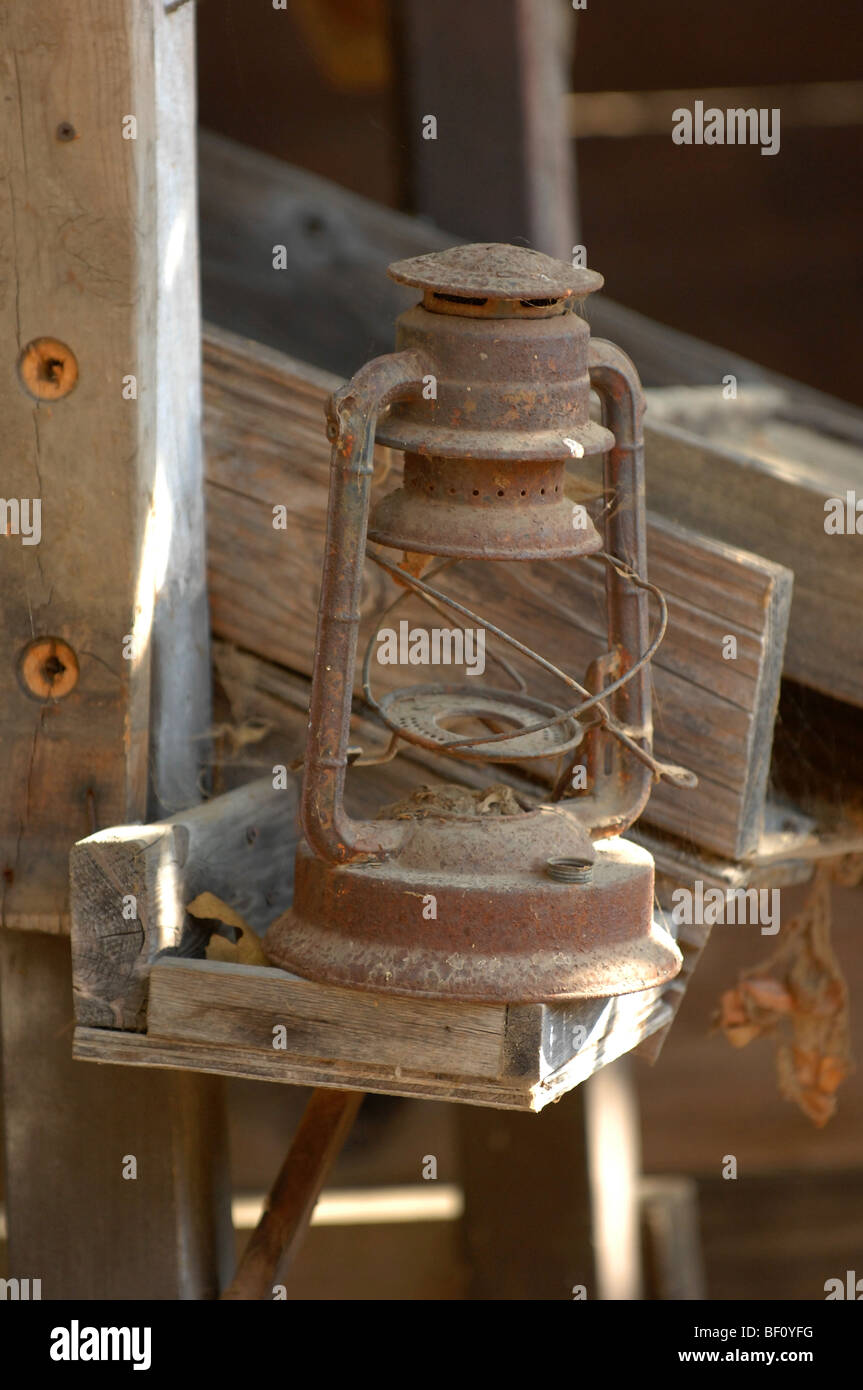 Oxidado viejo roto linterna de gas. Foto de stock