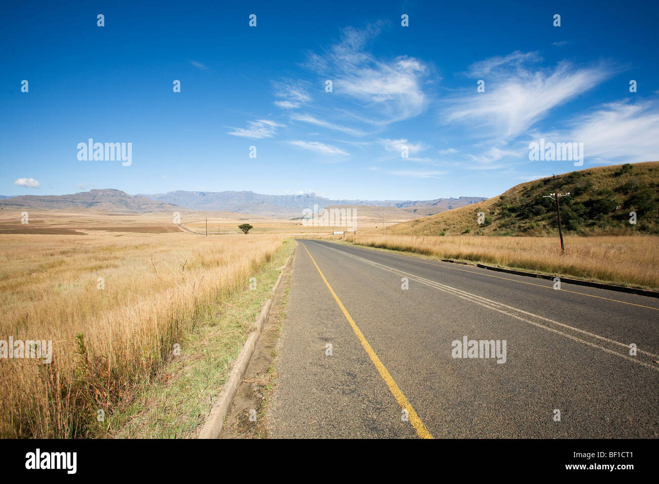 Una carretera, el Drakensberg, Sudáfrica. Foto de stock