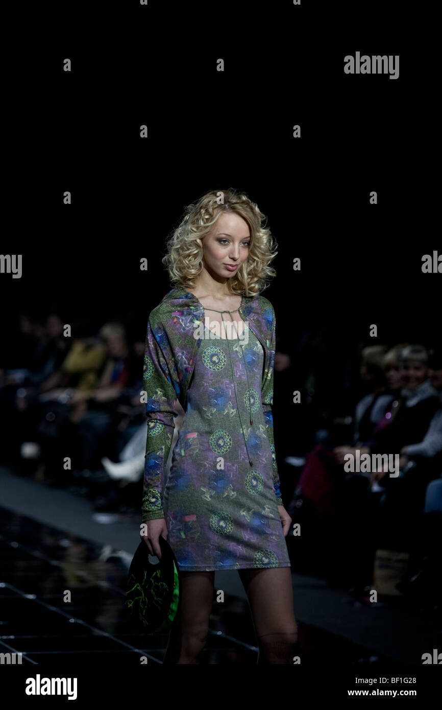 Una modelo muestra una creación del diseñador de moda rusa Lena Karin durante la semana de la moda de Moscú el 25 de octubre, 2009 Foto de stock
