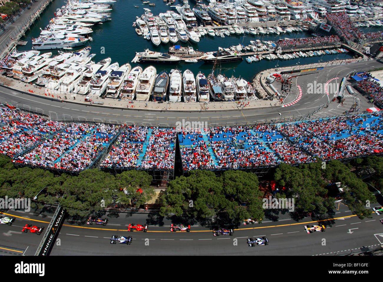 El estadio lleno y la marina durante el Grand Prix de Fórmula uno de Mónaco Foto de stock