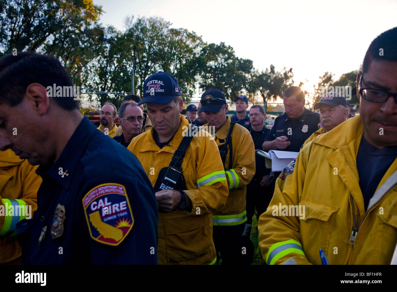Los bomberos forestales en California Gloria wildfire del Condado de Monterey. CALFIRE / CDF Foto de stock