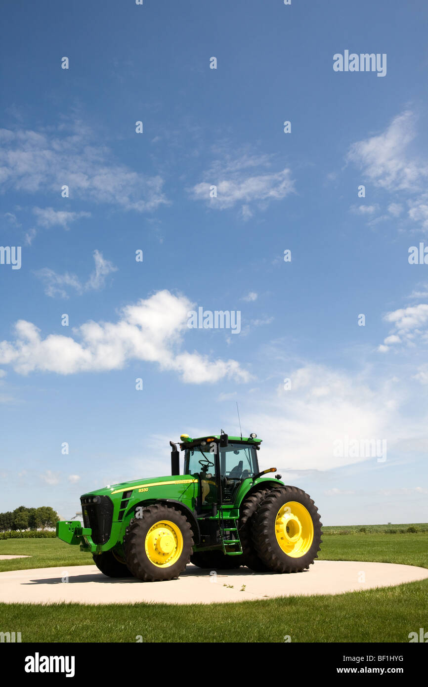 Nuevo tractor verde en la pantalla en la fábrica principal de John Deere en Waterloo, Iowa Fotografía de stock - Alamy Nuevo tractor verde en la pantalla en la fábrica principal de John Deere en Waterloo, Iowa Fotografía de stock - Alamy