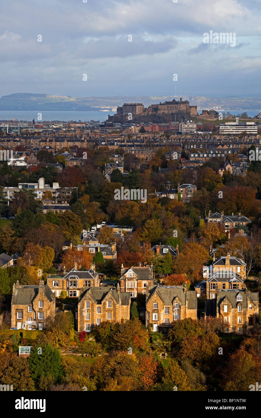 Blackford, zona residencial de Edimburgo durante la temporada de otoño con el castillo de Edimburgo en el fondo, Escocia, Reino Unido, Europa Foto de stock