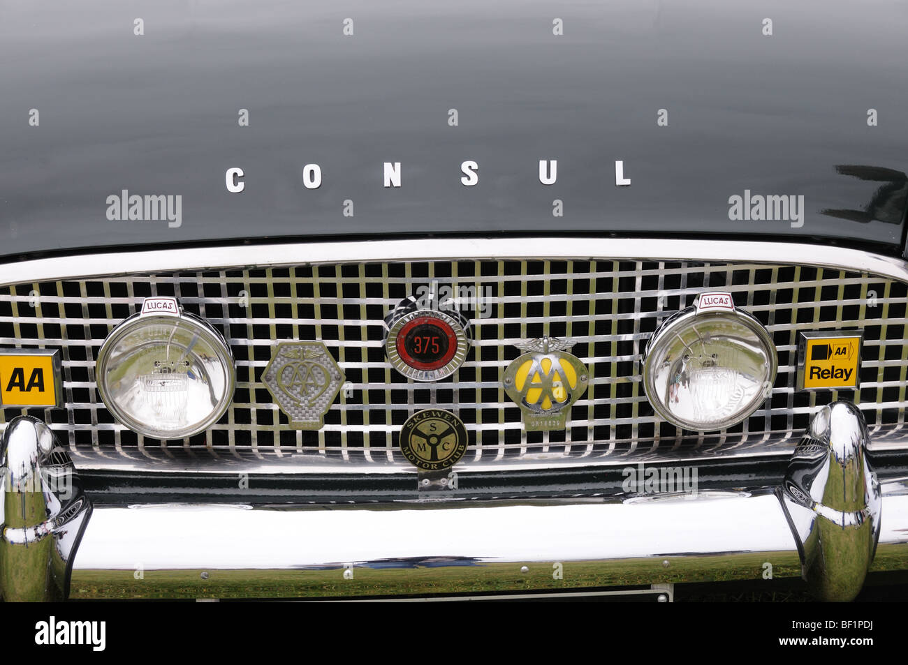Alquiler de insignias en la parrilla de un Ford Cónsul coche Fotografía de  stock - Alamy