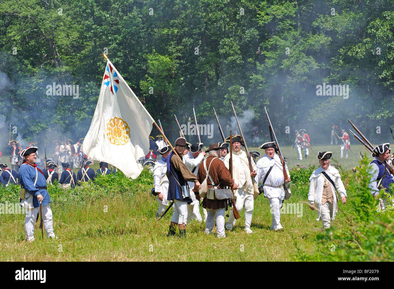 Batalla entre británicos y americanos Redcoats patriotas - las murgas de la Guerra Revolucionaria americana (1770'S) era re-promulgación Foto de stock