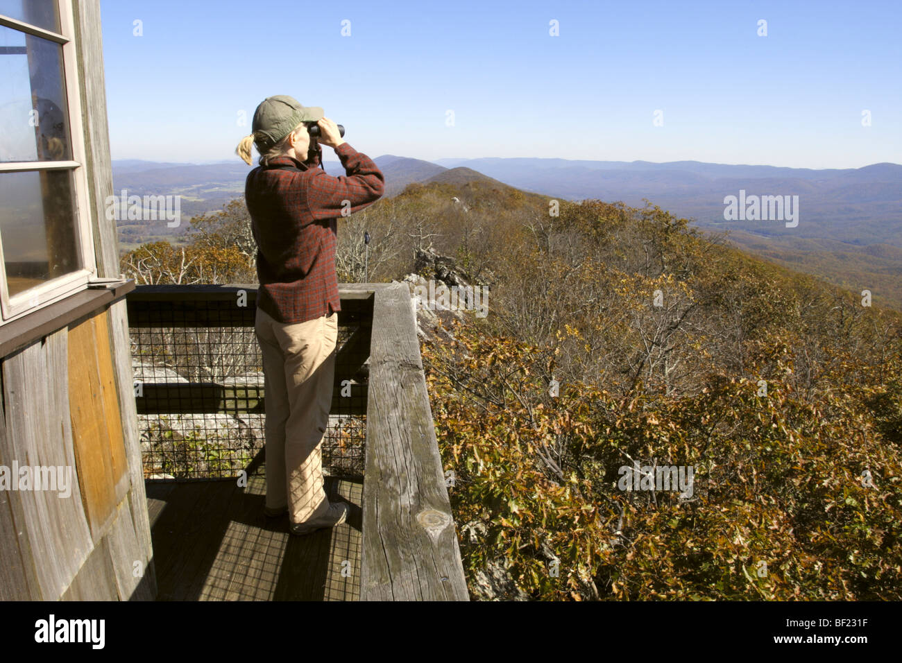Birdwatcher observatorio de aves rapaces en roca colgante Foto de stock