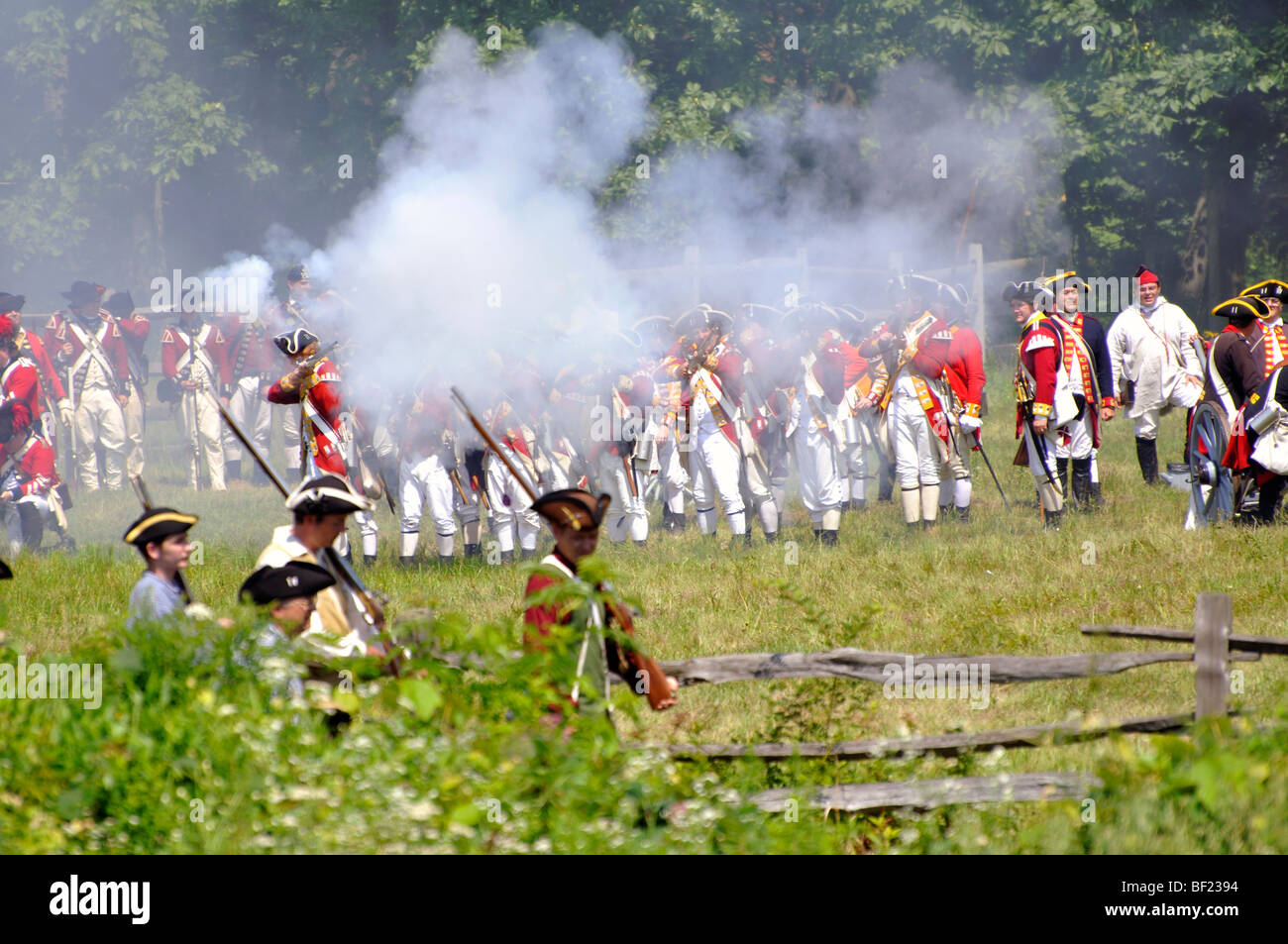 Batalla entre británicos y americanos Redcoats patriotas - las murgas de la Guerra Revolucionaria americana (1770'S) era re-promulgación Foto de stock