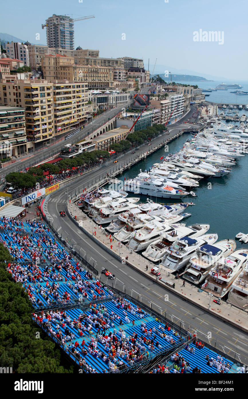 El abarrotado estadio de fórmula uno de Mónaco durante el Grand Prix Foto de stock