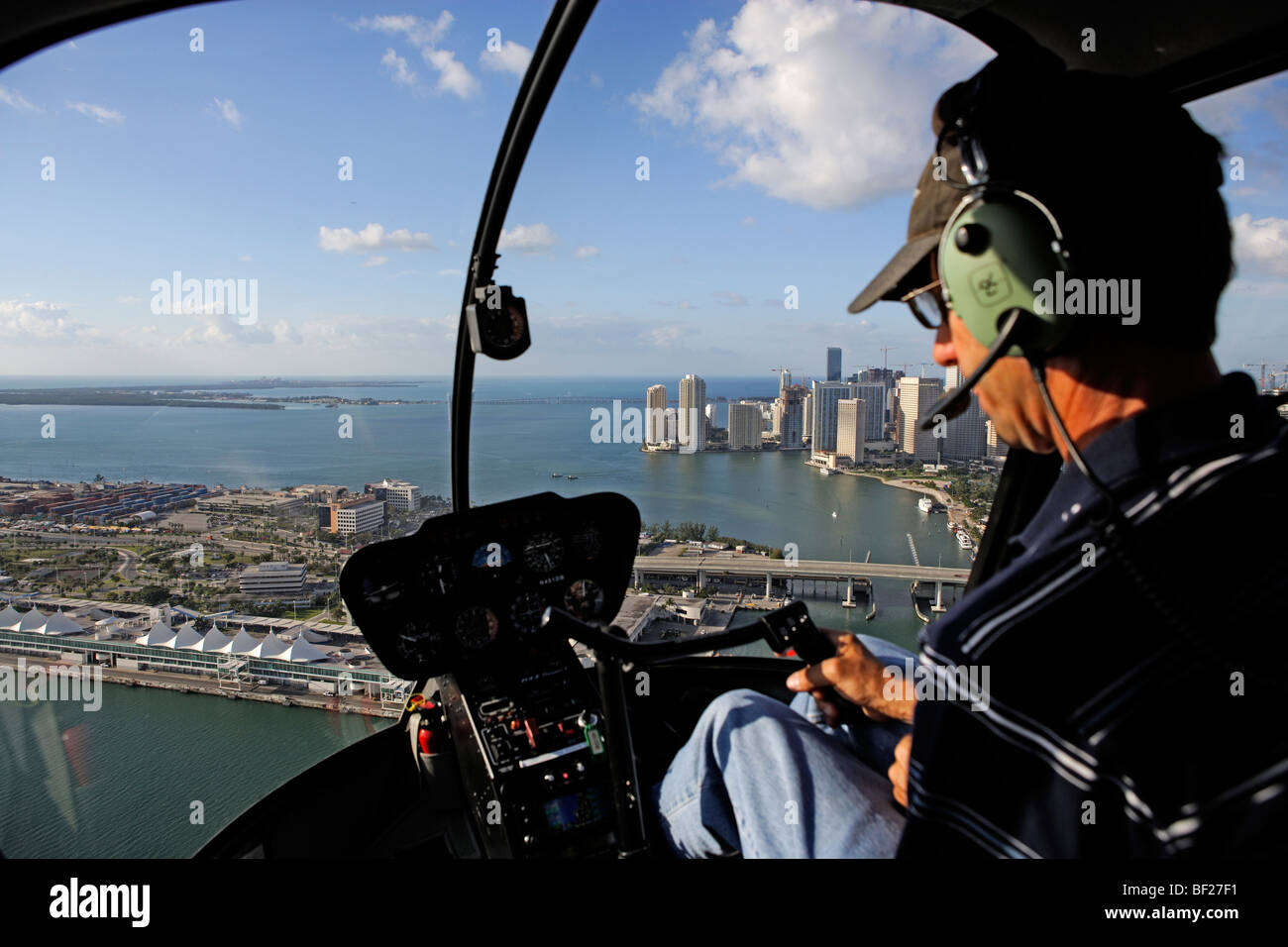 Piloto de un helicóptero con vista en Dodge Island y Downtown Miami, Miami, Florida, USA. Foto de stock