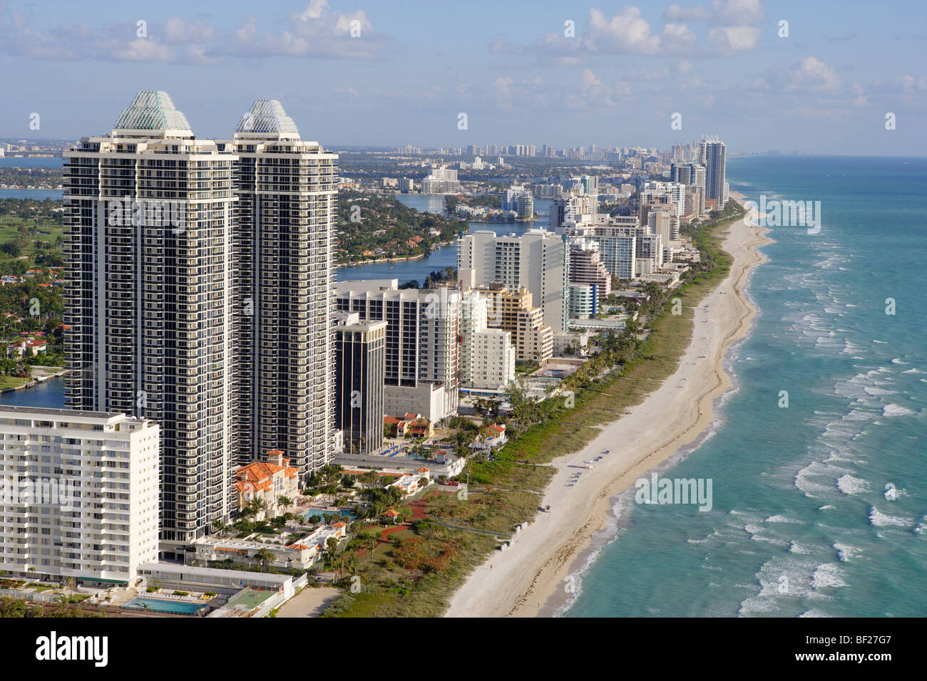 Vista aérea de la ciudad de Miami Beach y edificios altos en Boardwalk district, en Miami, Florida, EE.UU. Foto de stock