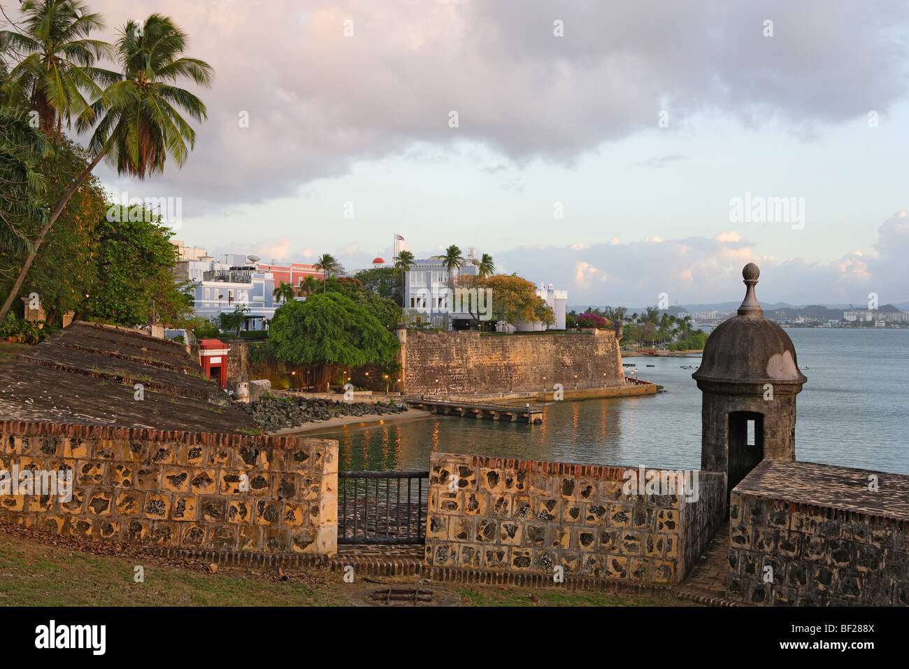 El casco histórico de la ciudad bajo el cielo nublado, Puerta de San Juan, San Juan, Puerto Rico, el Caribe, América Foto de stock