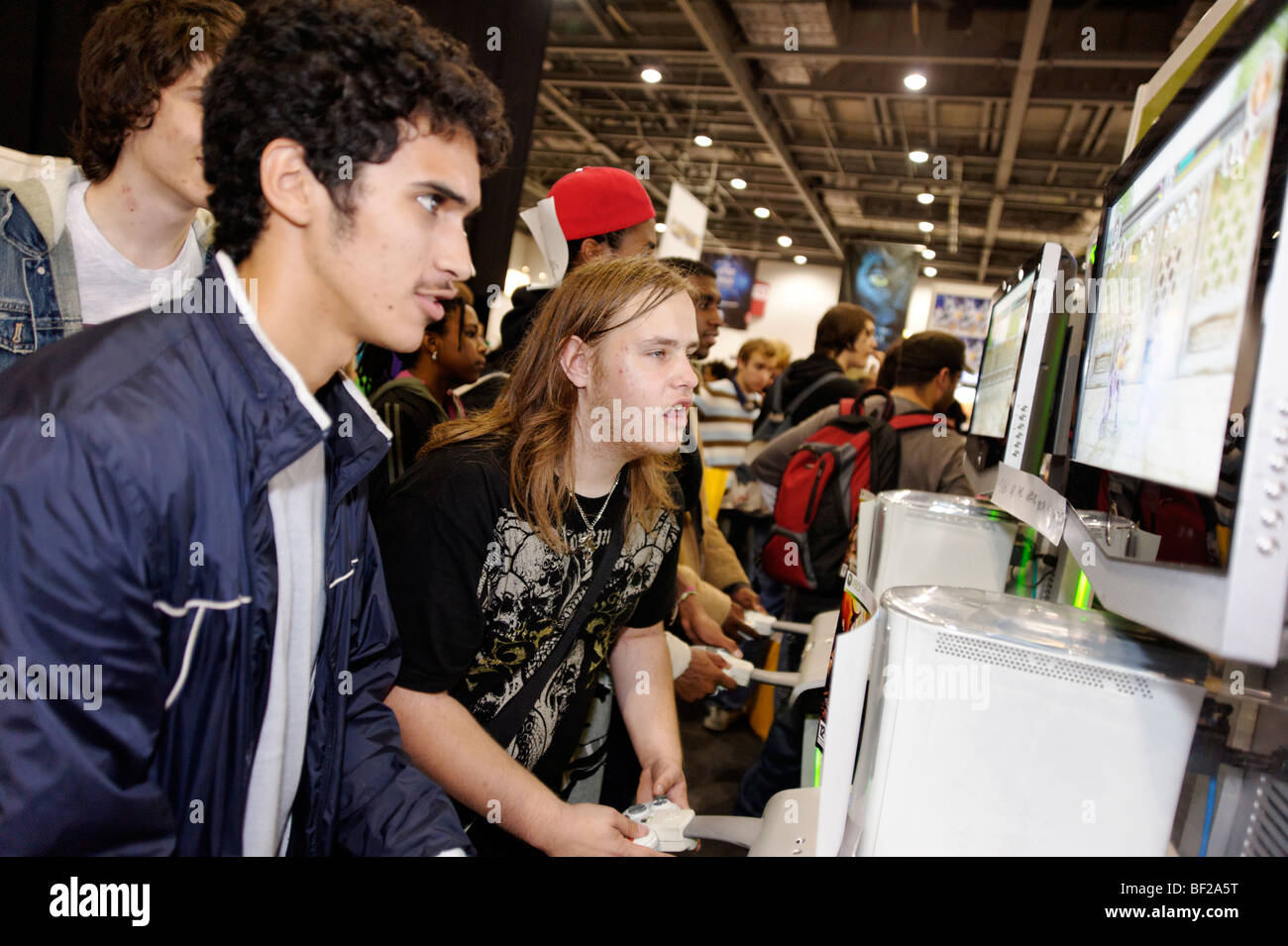 Ventiladores jugando juegos de video en la London MCM expo. Gran Bretaña 2009. Foto de stock