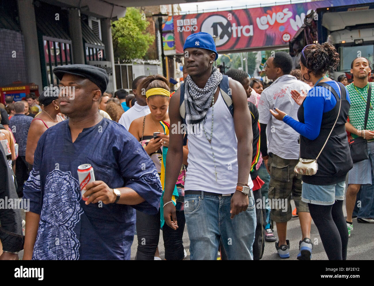 Atestada calle multicultural en el carnaval de Notting Hill en el oeste de Londres Foto de stock