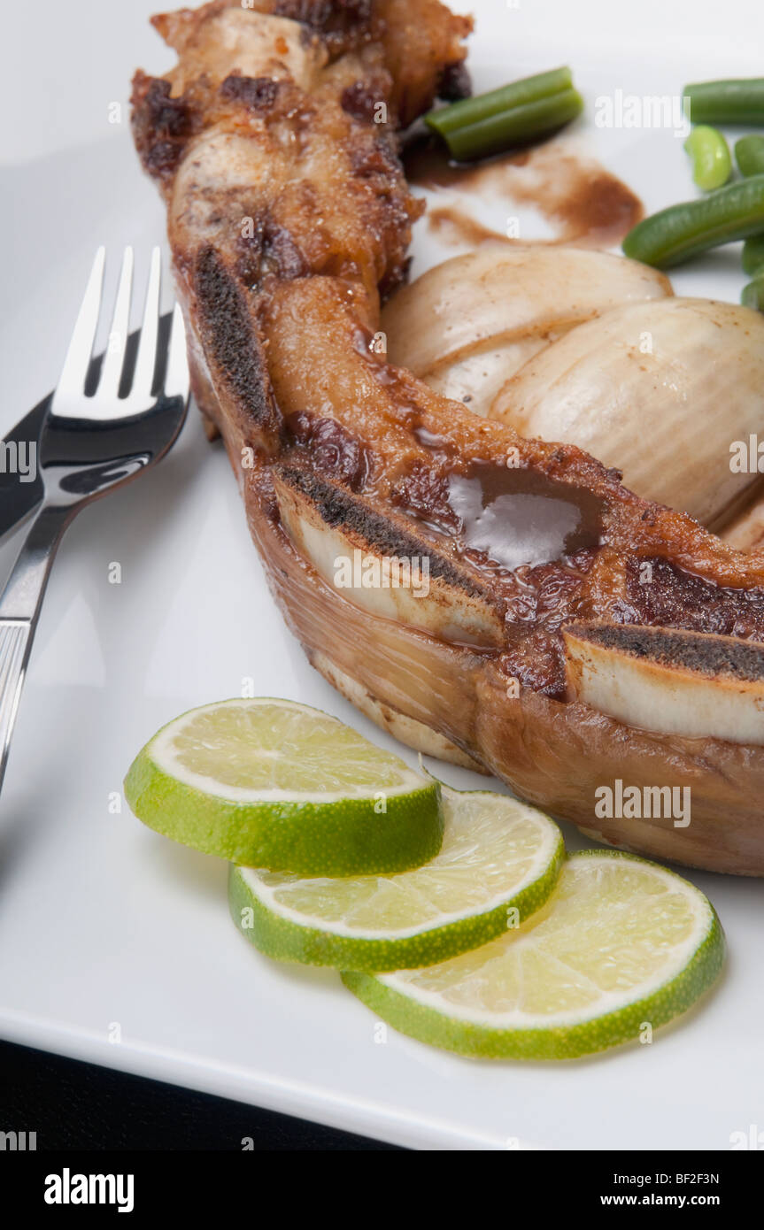 Close-up de la carne asada con rodajas de limón Foto de stock